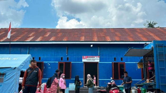 Korban kebakaran di kawasan Eks Lokalisasi Pucuk, Kelurahan Rawasari, Kecamatan Alam Barajo, Kota Jambi mengungsi di posko darurat yang telah tersedia.