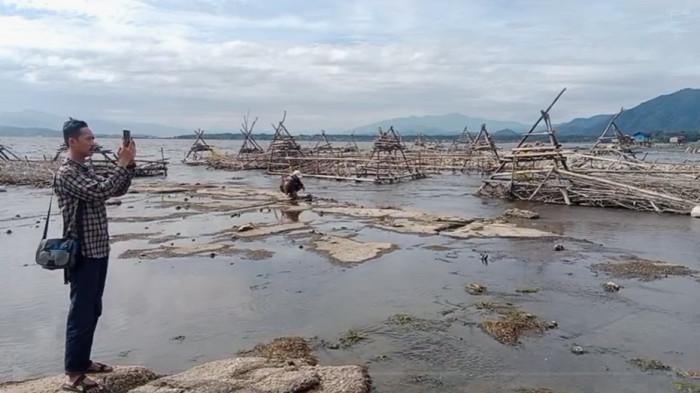 AIR DANAU KERINCI SUSUT - Penampakan permukaan air Danau Kerinci turun drastis, Senin (26/1/2026). Fenomena menyusutnya air Danau Kerinci dalam beberapa pekan terakhir memicu  kekhawatiran di tengah masyarakat. 