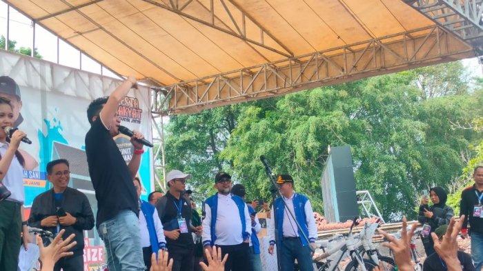 Al Haris Bagi-bagi Sembako ke Peserta Jalan Santai HUT ke 67 Provinsi Jambi
