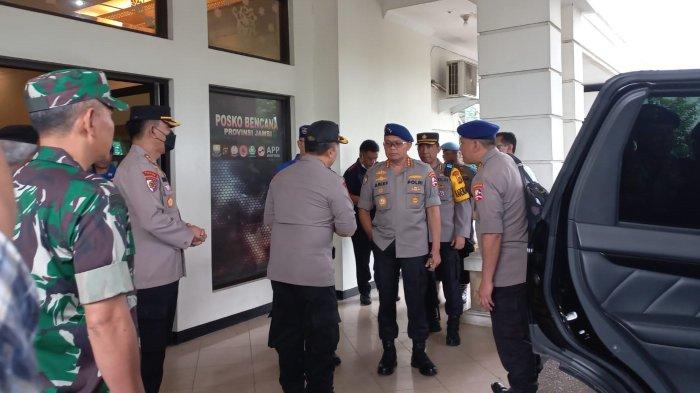 Kabaharkam Polri Komjen Arif Tiba di Posko Crisis Center Bandara Jambi Jelang Evakuasi Kapolda
