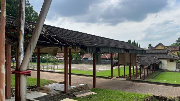 Atap teras GOR KOTA BARU RUSAK