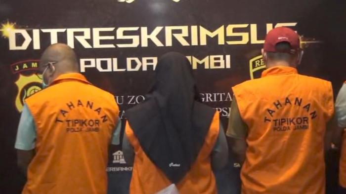 PELIMPAHAN - Penyidik Polda Jambi limpahkan 4 tersangka kasus dugaan korupsi pengadaan alat praktik SMK di Jambi ke Kejari Jambi. Kini Polda bidik 3 tersangka baru