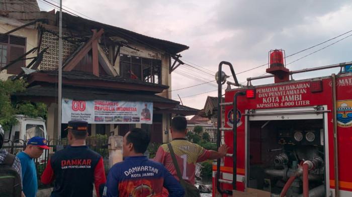 Satu gedung Kantor Dinas Pertanian dan Tanaman Pangan UPTD Balai Perlindungan Tanaman Pangan dan Hortikultura Provinsi Jambi terbakar pada Minggu sore sekitar pukul 14.00 WIB di kawasan Thehok.
