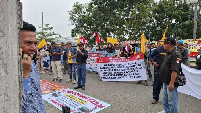 Pelantikan Ketua Komite Olahraga Nasional Indonesia (KONI) Provinsi Jambi diwarnai oleh aksi unjuk rasa, Senin (11/8/2025).