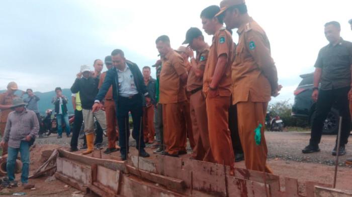Bupati Monadi Lihat Langsung Irigasi yang Tersumbat di Jalan Bandara Kerinci Jambi