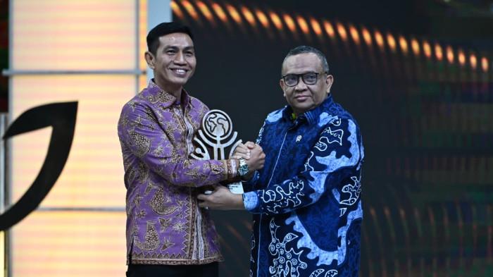 Bupati Muhammad Fadhil Arief meraih pehfy