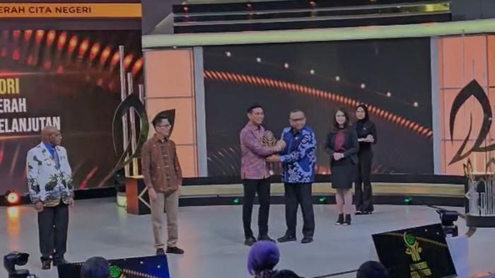 Bupati Muhammad Fadhil Arief meraih pengF RY RT