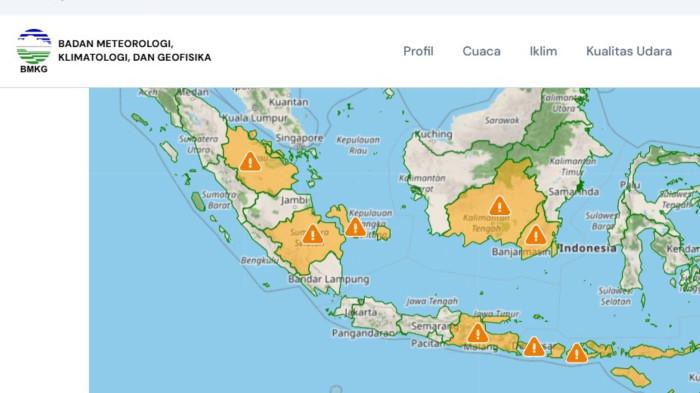 CUACA BURUK - Badan Metereologi Klimatologi dan Geofisika atau BMKG merilis peringatan dini untuk Riau dan Sumsel siang ini, Minggu (22/3/2026). Pengguna Jalan Lintas Sumatera dari Jambi waspada.