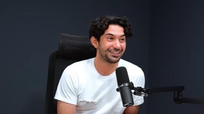 Dalam Festival Film Busan 2025, Reza Rahadian bersama timnya sempat berfoto dengan Lisa BLACKPINK.