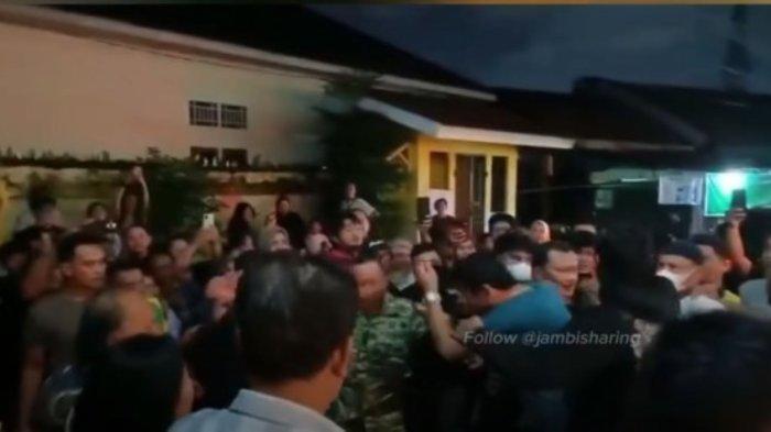 DIARAK KELUAR - Seorang oknum dosen di Jambi berinisial DK yang diduga selingkuh, diarak keluar kamar kos. Peristiwa tersebut terjadi di sebuah kamar kos Kelurahan Simpang IV Sipin, Kecamatan Telanaipura, Jumat (1/5/2026) malam.