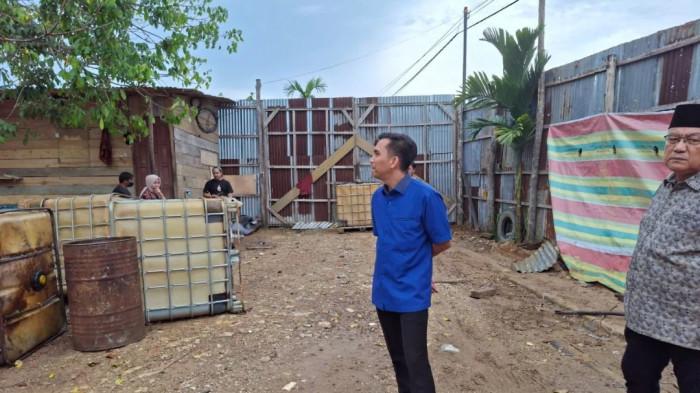 Anggota Komisi I DPRD Kota Jambi melakukan inspeksi mendadak (sidak) diduga gudang minyak ilegal.