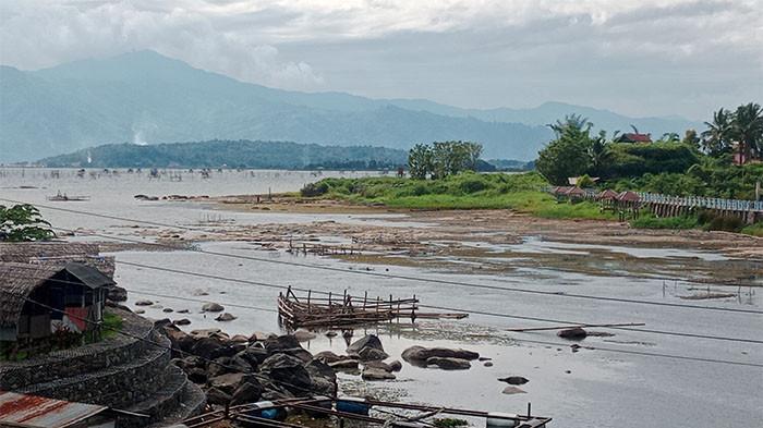 Air Danau Kerinci di Kabupaten Kerinci, Provinsi Jambi, menyusut drastis dalam beberapa hari terakhir.