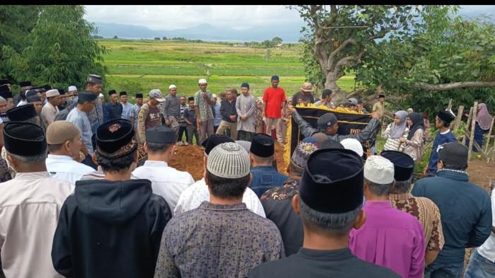 PEMAKAMAN - Pemakaman Tabrani (60) dan Nuraini (55), warga Kerinci korban kecelakaan di Tol Pekanbaru-Dumai, Dua liang kubur berdampingan di Desa Tanjung Tanah, Kecamatan Danau Kerinci, Sabtu (6/5/2026).