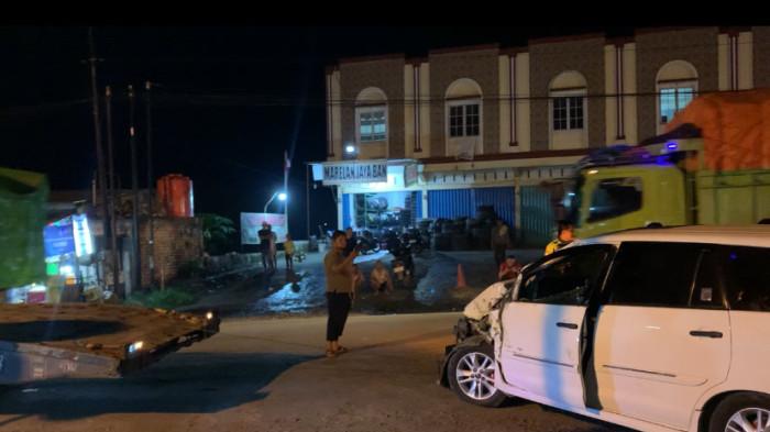 TIGA ORANG JADI KORBAN - Dua penumpang mobil innova putih dan seorang sopir truk jadi korban kecelakaan di Jalan Lingkar Selatan, kawasan Pal 10 Kota Jambi, Selasa (19/8/2025) sekira pukul 20.30 WIB.  Mereka langsung dilarikan ke Rumah Sakit Rapha Santa Theresia.