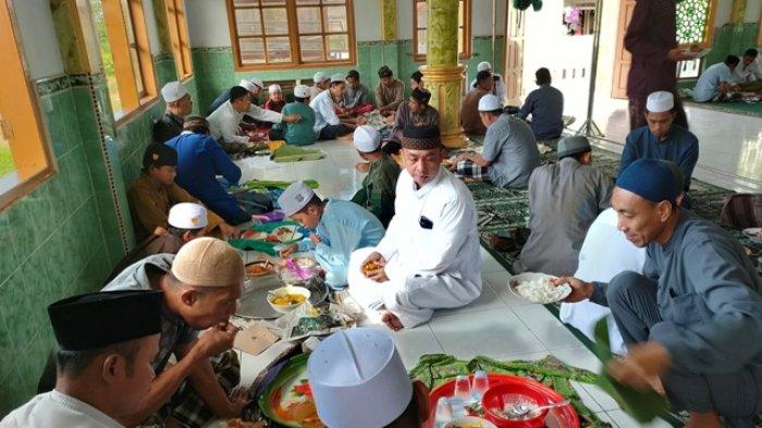 Eratkan Silaturahmi Saat Idul Adha, Warga Tahtul Yaman Seberang Kota Jambi Makan Bersama di Masjid