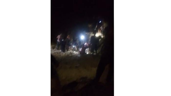 EVAKUASI korban longsornya tebing penambangan emas tanpa izin atau PETI di Dusun Mengkadai, Desa Temenggung, Kecamatan Limun, Kabupaten Sarolangun, Provinsi Jambi. Ada delapan orang meninggal dunia, empat orang luka-luka.