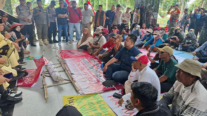 TUNTUT PENCABUTAN - Sekira 200 orang pendemo dari Forum Tolak Zona Merah Kota Jambi dialog di kantor DPRD Kota Jambi, Selasa (2/6). Mereka menuntut pencabutan status zona merah.