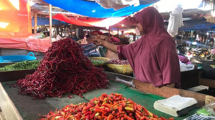 Harga cabai di Pasar Kramat Tinggi, Kecamatan Kramat Tinggi, Kabupaten Batang Hari, Jambi mengalami lonjakan dalam beberapa minggu terakhir, Rabu (10/9/2025).