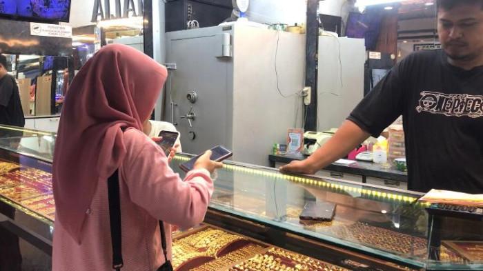 Harga emas di Pasar Kramat Tinggi, Kecamatan Muara Bulian, Kabupaten Batang Hari, Jambi, mengalami penurunan dalam beberapa hari terakhir, Selasa (4/11/2025).