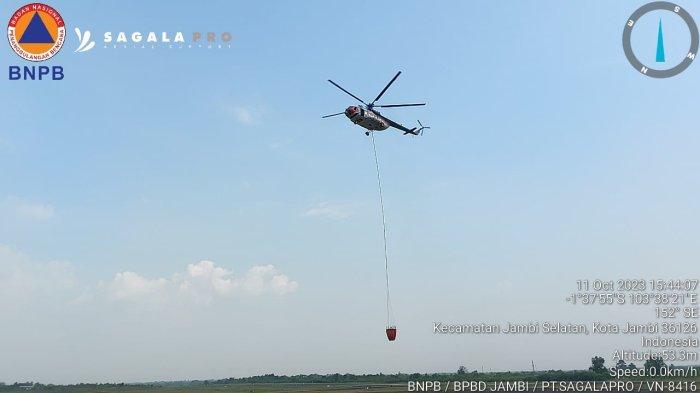ILUSTRASI Helikopter melakukan water bombing kebakaran hutan dan lahan (karhutla) di Jambi. Hingga awal Juni 2026, luas lahan yang terbakar tercatat mencapai 122 hektare, tersebar di sejumlah kabupaten rawan. Pemerintah Provinsi Jambi melakukan 28 kali operasi modifikasi cuaca (OMC).