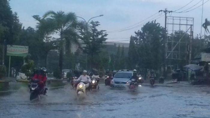 Peringatan Dini Cuaca Jambi Senin Sore, Waspada Hujan Disertai Petir dan Angin Kencang