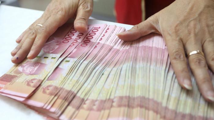 ILUSTRASI mata uang rupiah pecahan seratus ribuan.