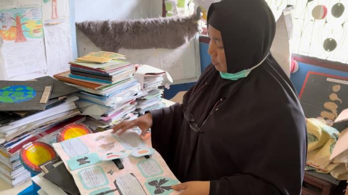 INOVASI - Titien Suprihatien (47), guru di SMPN 11 Batang Hari, Kabupaten Batang Hari,