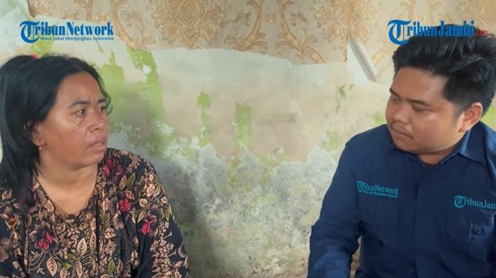TRAUMA - Ina, istri korban pembunuhan di Pinang Merah Kota Jambi, saat diwawancarai Jurnalis Tribun Jambi, Rifani Halim, di rumahnya Pinang Merah, Kota Jambi, Minggu (3/5/2026).