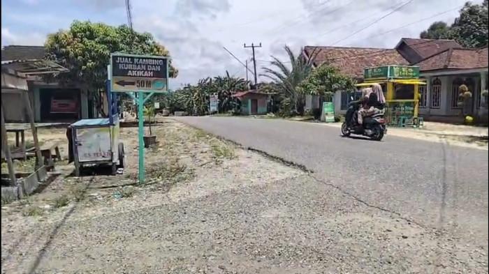 SUASANA - Suasana jalan di Dusun Cianjur Kelurahan Sungai Benteng Kecamatan Singkut, Kabupaten Sarolangun, Provinsi Jambi. Di desa itu, guru mengaji AM (45) melakukan tindak asusila.