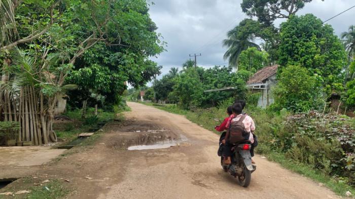 JALAN RUSAK - Jalan rusak di Desa Tuo Ilir, Kecamatan Tebo Ilir, Kabupaten Tebo.