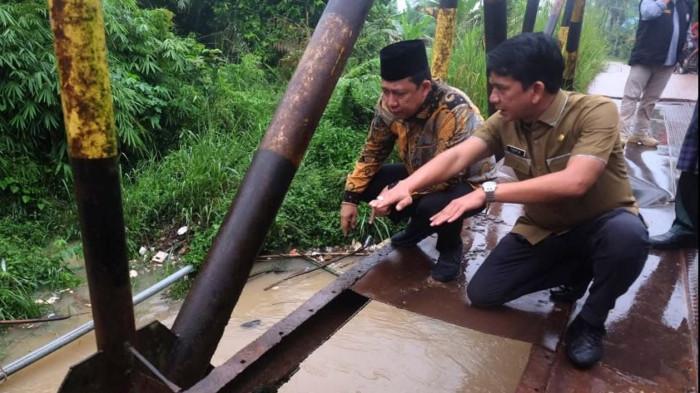 Kondisi Jembatan Air Hitam di Desa Kebun IX, Kecamatan Sungai Gelam, sudah sangat memprihatinkan dan dinilai berbahaya, terutama karena sering dilintasi kendaraan bermuatan berat.