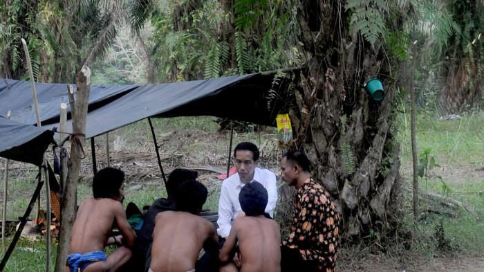 JANJI JOKOWI - Joko Widodo, semasa menjadi Presiden RI, berdialog dengan warga Suku Anak Dalam di Kecamatan Air Hitam, Kabupaten Sarolangun, Provinsi Jambi. (SETPRES/RUSMAN)