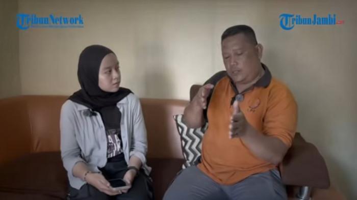 KECELAKAAN MAUT - Jurnalis Tribun Jambi, Srituti Apriliani Putri, bersama Bojes, warga setempat yang menyaksikan detik-detik kecelakaan maut di Jalan Dharmapala, Desa Kebon IX, Kecamatan Sungai Gelam, Kabupaten Muaro Jambi.