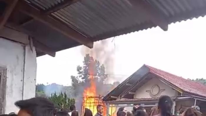 Video live kebakaran di Sungai Batu Gantih viral setelah warga terlihat hanya menonton tanpa membantu memadamkan api.