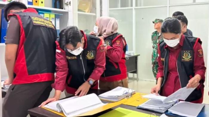 KERUGIAN NEGARA -- Kejari Jambi Sita 2 Boks Dokumen Usai Geledah Kantor PT EBN Pasar Angso Duo Jambi, November 2025 lalu. Kini, Kejaksaan Negeri Jambi masih menunggu angka kerugian negara terkait kasus dugaan korupsi pada pengelolaan Pasar Angso Duo ini.
