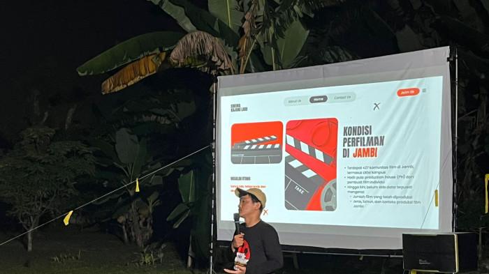 Ketua Pelaksana diskusi dan nonton bersama Sinema Kajang Lako, Rahmat Hidayat