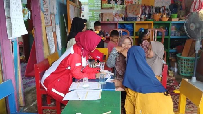 Banjir bandang di Lambung Bukit, Padang, menyebabkan kerusakan parah dan trauma mendalam, dengan kisah Ana yang nyaris terseret arus menjadi gambaran nyata keganasan bencana.