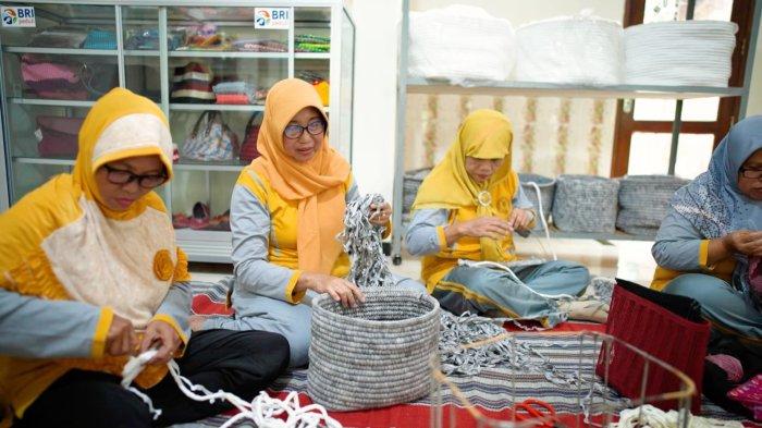 Kisah UMKM Binaan BRI KUB Berkah Jaya: Para Lansia yang Terus Berkarya & Menginspirasi Kaum Wanita