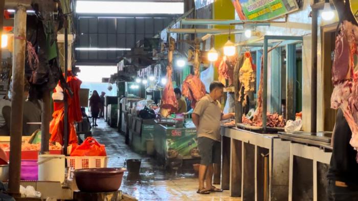 Pedagang dan pembeli mengeluhkan atap bocor dan drainase tersumbat di Pasar Angso Duo.