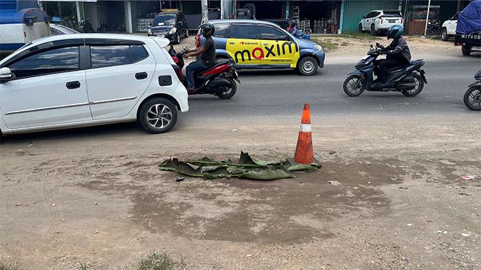 LOKASI KECELAKAAN-Seorang saksi mata mendengar dentuman keras dan jeritan saat kecelakaan maut di Mendalo Darat, yang diduga melibatkan truk fuso hijau, Senin (18/5/2026).