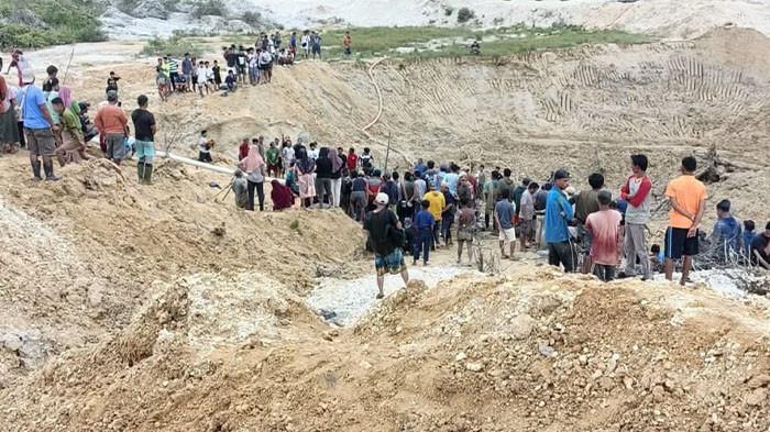 Longsor di kawasan penambangan emas tanpa izin (PETI) menewaskan delapan orang pekerja dan melukai empat lainnya.