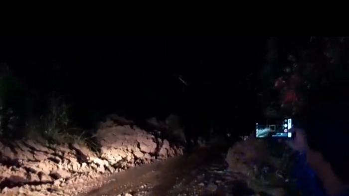 Batu dan Tanah Berjatuhan di Tebing Jalan Kerinci-Bangko, 3,5 Jam Aspal Tertutup Longsor