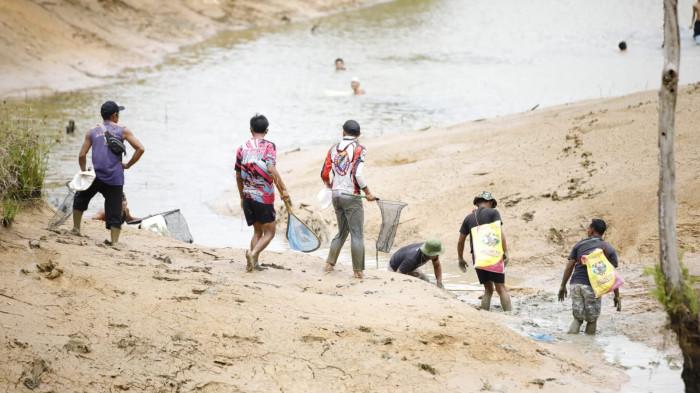 Pemerintah Desa Tirta Kencana, Kecamatan Rimbo Bujang, Kabupaten Tebo, resmi menetapkan Sungai Alai sebagai Lubuk Larangan, wilayah di mana penangkapan ikan dilarang hingga waktu tertentu.