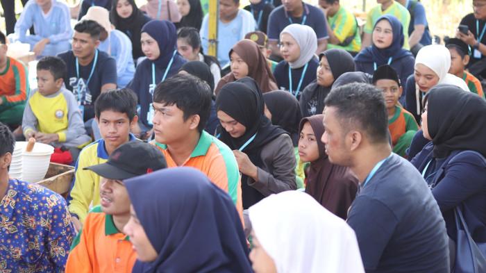 MENANAM BIBIT - Seorang anak disabilitas bersama karyawan Paragon