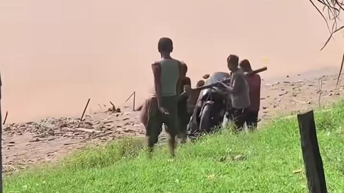 Sepeda motor yang terjatuh di Sungai Batanghari Jambi 1,5 tahun silam ditemukan pemancing.