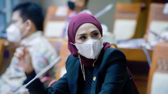 Penampakan Tas Hermes Mulan Jameela Seharga Puluhan Juta Saat Naik Kereta Tuai Sorotan