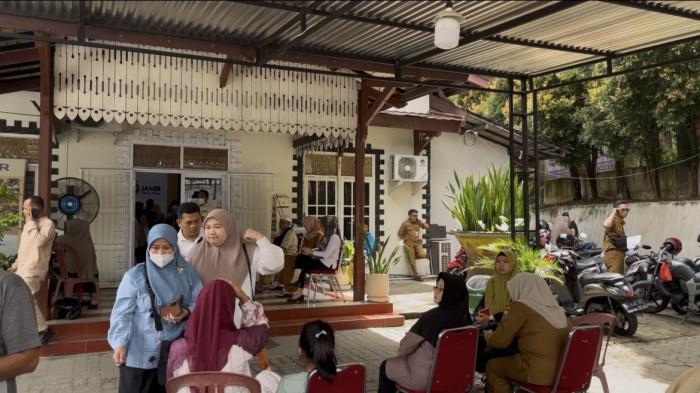 KEHILANGAN UANG-Gangguan layanan Bank Jambi membuat puluhan nasabah datang ke KCU Telanai Pura, dua di antaranya mengaku kehilangan uang hingga Rp25 juta.