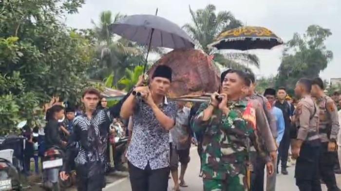 PEMAKAMAN - Pemakaman korban tewas di area penambangan emas tanpa izin (PETI) Dusun Mengkadai, Desa Temenggung, Kecamatan Limun, Kabupaten Sarolangun. Ada delapan orang teawas dan empat luka-luka karena tertimbun longsor di lokasi tambang emas ilegal itu pada Selasa (20/1) lalu.