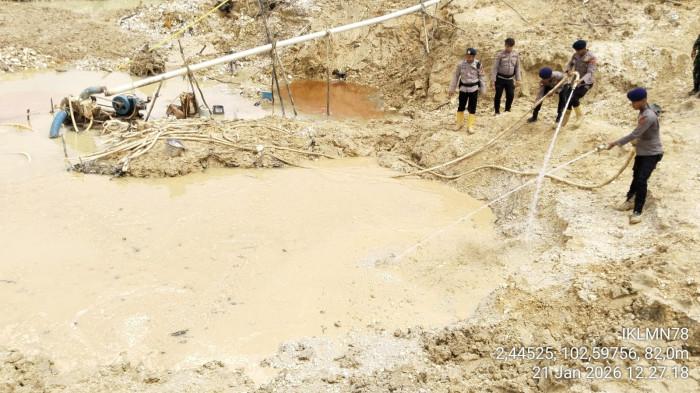PETI DI SAROLANGUN - Polisi mengevakuasi korban tewas di penambangan emas tanpa izin (PETI) di Sarolangun. Ada delapan penambang tewas tertimbun reruntuhan tebing penambangan emas ilegal di Dusun Mengkadai, Desa Temenggung , Kecamatan Limun, Kabupaten Sarolangun pada Selasa (20/1/2026) sore.