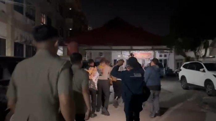 POLISI DIPECAT - dua polisi di Jambi, Bripda Samson dan Bripda Nabil, digiring di Polda Jambi setelah dipecat dalam sidang etik, Jumat (6/2/2026) malam. Mereka berempat, bersama Indra dan Cristian, merupakan tersangka pemerkosaan beramai-ramai perempuan 18 tahun di Kota Jambi.